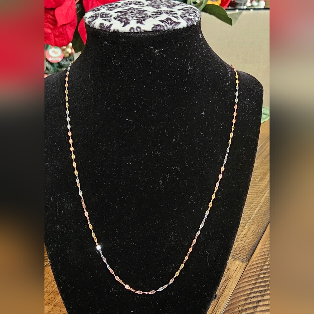 !SOLD!! 14k Solid Gold! Elegant Tricolor Chain Necklace